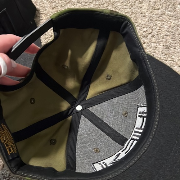 Snap back HE>I camo hat - Picture 3 of 5